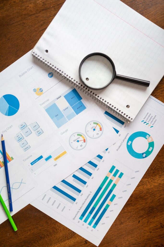 Management de transition Magnifying Glass on White Paper